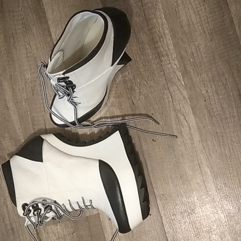 BLK and WHT BRAND NEW SIZE 7
